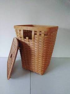 lot 64 image: Large Lidded Longaberger Basket