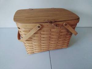 lot 68 image: Longaberger Picnic Basket