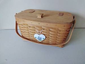 lot 77 image: Longaberger Lidded Picnic Basket