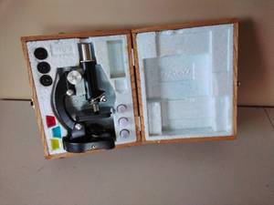 lot 87 image: Vintage Tasco Deluxe Microscope