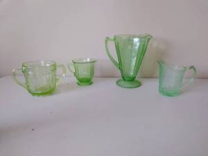 lot 116 image: Four Vintage Uranium Glass Pieces