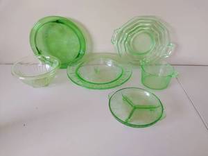 lot 117 image: Six Vintage Uranium Glass Pieces