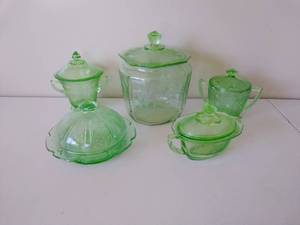lot 119 image: Five Vintage Uranium Glass Pieces with Lids