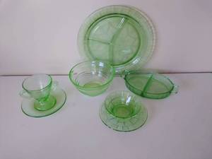 lot 124 image: Seven Pieces of Vintage Uranium Glass