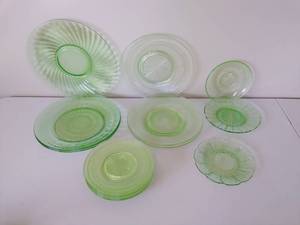 lot 125 image: Sixteen Miscellaneous Vintage Uranium Glass Plates