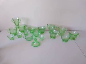 lot 128 image: Seventeen Miscellaneous Vintage Uranium Glass Pieces