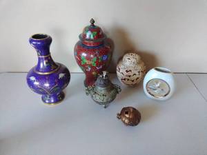 lot 130 image: Miscellaneous Asian-Inspired Dcor Pieces