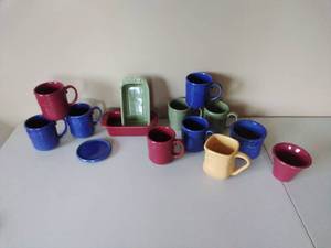 lot 133 image: Fourteen Pieces of Miscellaneous Longaberger Dishes