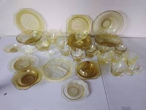 lot 139 image: HUGE Collection of Yellow Depression Glass