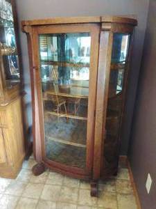 lot 8 image: Antique Curio Cabinet
