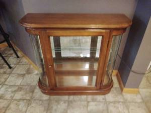 lot 150 image: Small Lighted Curio Cabinet