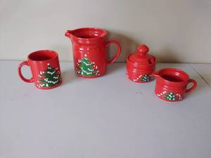 lot 158 image: Four Pieces of Waechtersbach Christmas China