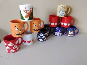 lot 159 image: Twelve Waechtersbach Holiday Mugs