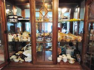 lot 161 image: Contents of Curio Cabinet
