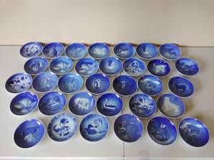 lot 177 image: Thirty-Three 6 Collectible Plates