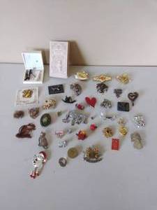 lot 185 image: Collection of Fashion Brooches