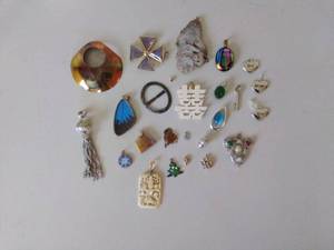 lot 186 image: Collection of Fashion Pendants & Charms