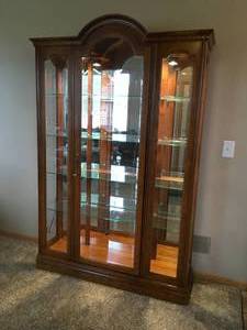 lot 44 image: Jasper Cabinet Company Curio