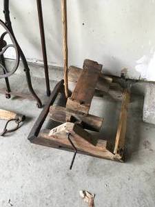 lot 212 image: Large Lot of Primitive Decor
