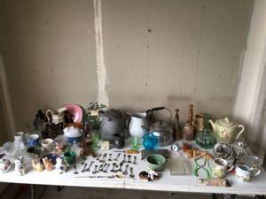 lot 226 image: Lot of Decor & Kitchen Items