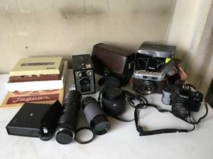 lot 233 image: Lot of Vintage Camera Equipment