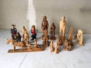 lot 248 image: Collection of Miscellaneous Hand Carved Figurines