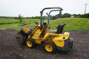 lot 2 image: Avant Gehl Model AL20DX Series II Articulating Mini Wheel Loader