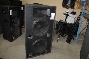 lot 95 image: Sunn 2-Way with Dual 15in. Subwoofer and Horn Stereo Speaker SPL 1226