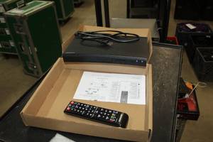 lot 204 image: Samsung Blu-ray DVD Player with Remote Control