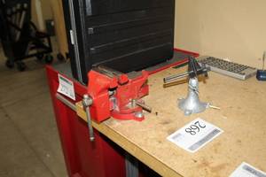 lot 268 image: Lot of (2) Bench-Top Vises