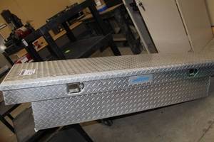 lot 250 image: Diamond Plate Truck Bed Tool Box