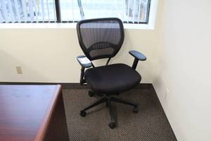 lot 536 image: Rolling Office Arm Chair with Vented Seat Back