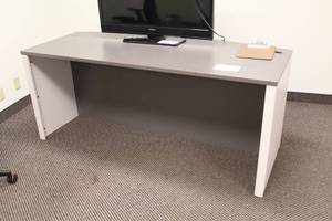 lot 532 image: Office Computer Desk
