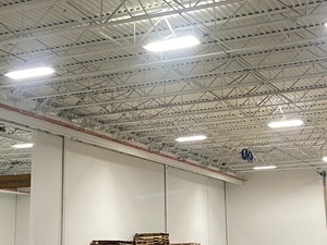lot 5 image: Approx 300ft Linear Run Of Bridge Crane Rail & Power Strip