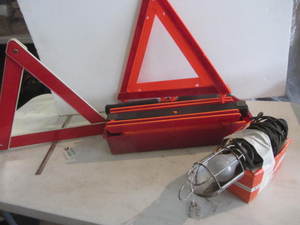 lot 14 image: Safety Triangles, 12V Light