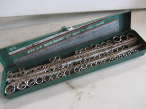 lot 17 image: Sockets