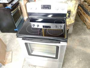 lot 384 image: Ikea Model IES505ESO Electric Range...