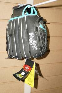 lot 207 image: Rawlings Softball Glove