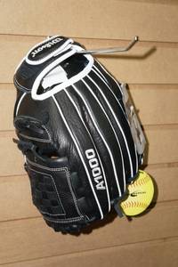 lot 213 image: Wilson A1000 Softball Glove