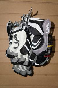 lot 163 image: 2 Under Armour Strategy Youth Gloves