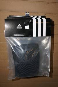 lot 435 image: Adidas Kneepads