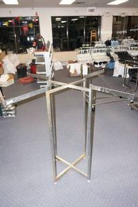lot 533 image: 4 Way Apparel Rack