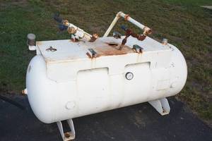 lot 28 image: Air Compressor Tank