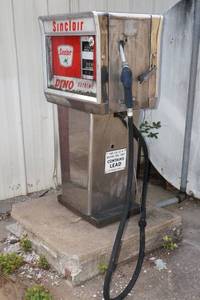 lot 58 image: Sinclair Dino Supreme Gas Pump