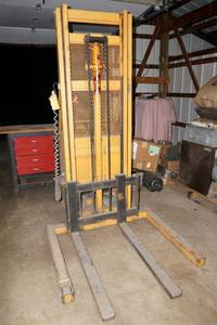 lot 64 image: Rol-Lift 1500 Lb Capacity Stacker