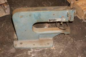 lot 178 image: Cambridge 100X Eylet Tool