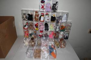 lot 224 image: Beanie Babies with Cases - Holidays