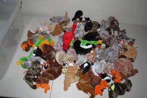 lot 229 image: Loose Beanie Babies