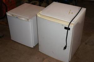 lot 368 image: 2 Small Refrigerators