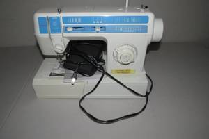 lot 377 image: Singer 3270C Sewing Machine